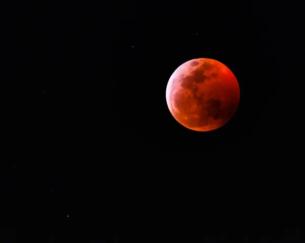 Ocak 2019 fotoğrafı süper kan kurt aya ay tutulması Oahu, Hawaii üzerinde yükselen.
