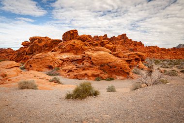 Koyu kırmızı kumtaşı oluşumu manzara içinde Valley, yangın State Park Güney Nevada Las Vegas yakınlarında.
