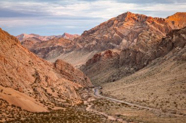 Giriş yolu içine Valley of Fire State Park Güney Nevada günbatımında sarma.