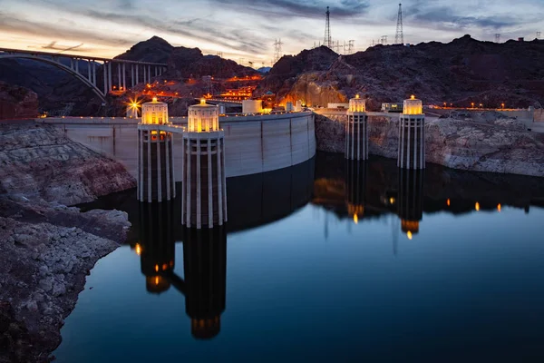 Hoover Barajı göl Mead gece güneybatı ABD Arizona ve Nevada sınırında, dünyanın sekizinci harikası olarak kabul edilir.