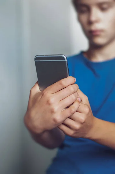 Joven Mirando Teléfono Inteligente Enviando Mensajes Texto Con Amigos Distanciamiento — Foto de Stock