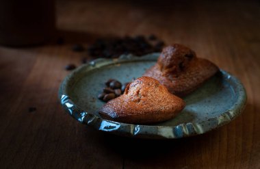 Ev yapımı çikolatalı kek. Tahta masada, koyu.,