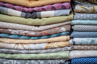 Kırmızı arkaplanda kırmızı elma. 