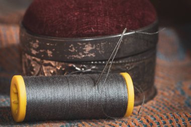İğne ve iplik dikiş. İğne yastıklı gri iplik.