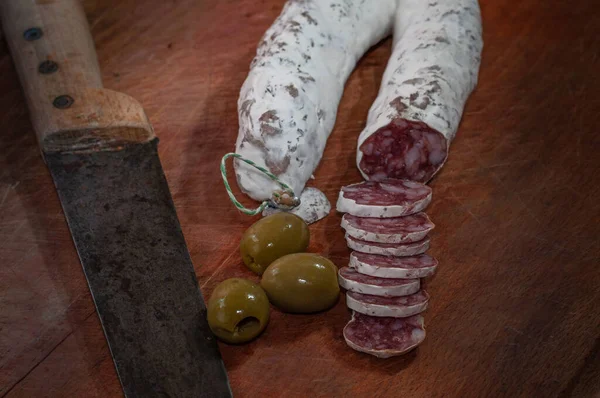 Salchicha Seca Francesa Saucisson Sobre Tabla Cortar Con Cuchillo Aceitunas — Foto de Stock