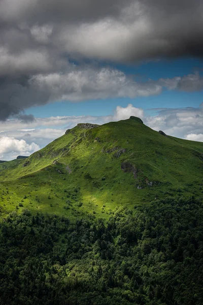 Pas de Peyton 'ın manzarası, Auvergne' de bir dağ geçidi, Cantal France, kara manzarası, bulutlu gökyüzü, yürüyüş, macera tatili.