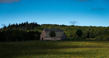 Fransız kırsalında yalnız bir çiftlik evi. Lozere, Fransa.