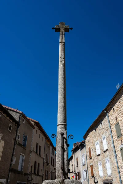 Kamenný Kříž Květiny Středověkém Městě Malzieu Kozere Francie Jeviště Cestě — Stock fotografie