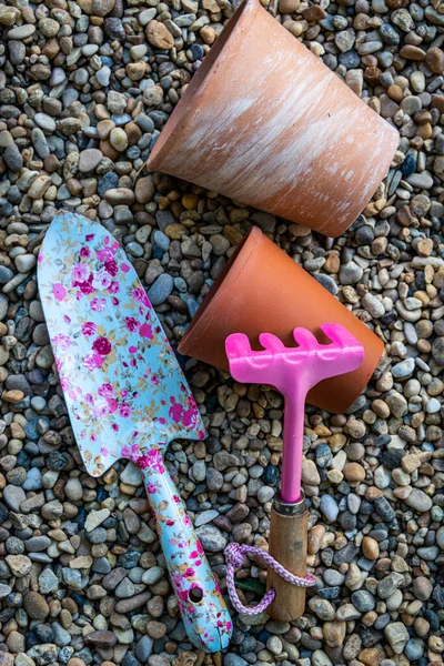 Bunte Gartengeräte Mit Terrakottatonblumentöpfen Auf Kiesgrund — Stockfoto