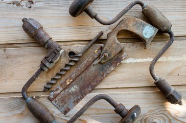 ,Klasik el aletleri. Tahta masa, testere ve matkap ve işçi bayramında.