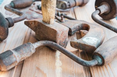 ,Klasik el aletleri. Tahta masa, testere çekiç ve el matkabı & bit çalışma günü.