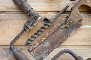 ,Klasik el aletleri. Tahta masa, testere ve matkap ve işçi bayramında.