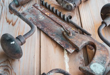 ,Klasik el aletleri. Tahta masa, testere ve matkap ve işçi bayramında.