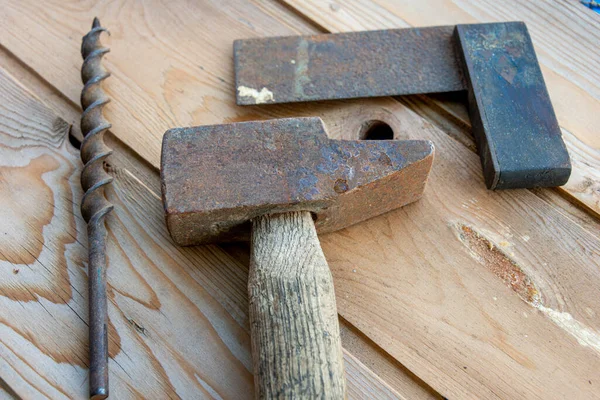 Eski matkap ucu çekiç ve set kare, klasik el aletleri. İşçi Bayramı .