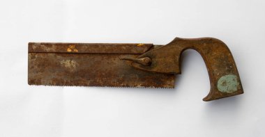 Eski model paslı tenon testeresi beyaz arka planda izole edilmiş.