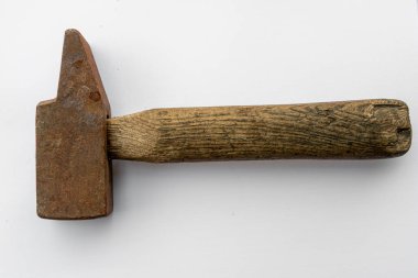 Beyaz arka planda izole edilmiş klasik çekiç.