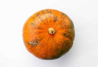 Kabak ya da balkabağı beyaz arka planda izole, sonbahar düşüşü, Cadılar Bayramı Şükran Günü. Üst görünüm .