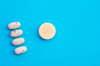 C & multi vitamin hapları, refah için destek, kış nezlesi ve gribe karşı koruma.