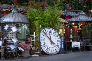 Fransa 'nın güneyindeki bir antikacının önünde, Provence.