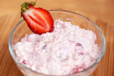 Berry curds çilek şeffaf kapasite ile