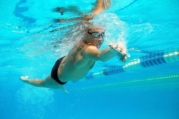 Nuotatore Nella Grande Piscina All Aperto — Foto Stock