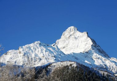 Dağın tepesinde dağlarda Dombai, Kafkasya, Rusya Federasyonu