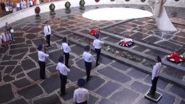 Rusya, Volgograd, 19 Temmuz 2018'de Mamayev Kurgan'daki Şeref Salonu'nda nöbet değişimi. Bir yaz elbise kodu elinde karabina ile onur bekçi leri bir şirketin Muhafızları.