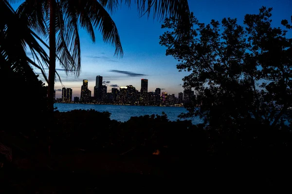 ビスケーン湾を挟んでマイアミ市内の高層ビルの眺め — ストック写真