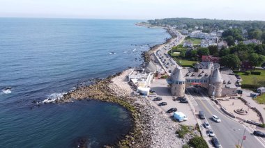Narraganset Rhode Island 'daki kulenin ve sahil şeridinin görüntüsü.