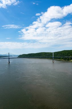 New York 'un banliyösünde Hudson Nehri üzerindeki bir köprü manzarası