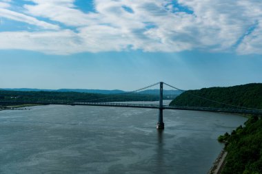 New York 'un banliyösünde Hudson Nehri üzerindeki bir köprü manzarası