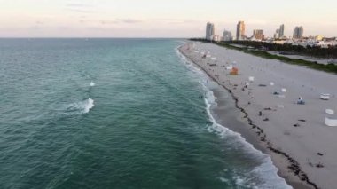 Miami Plajı yeniden açıldı ve gün batımı için plajda insanlar vardı.