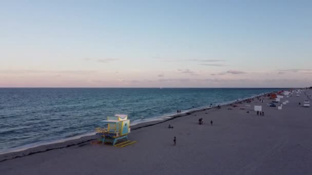 Miami Plajı Yeniden Açıldı Gün Batımı Için Plajda Insanlar Vardı — Stok video