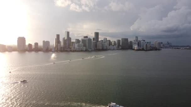 上の無人機から見た太陽の沈むマイアミ市 — ストック動画