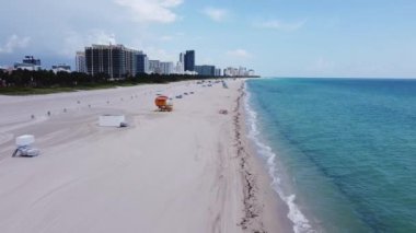 Miami sahilindeki güney plajı, Miami-Dade 'deki koronavirüs salgını nedeniyle tekrar kapatıldı. Kapalı plajda İHA tarafından görüldü.