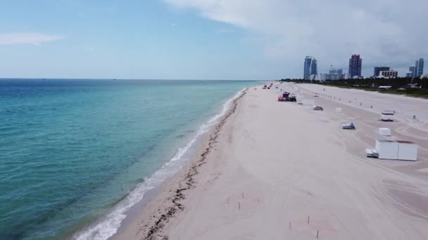 迈阿密海滩的南岸海滩又因迈阿密 戴德的考罗奈德病毒爆发而再次关闭 在封闭的海滩上被无人机看到 — 图库视频影像