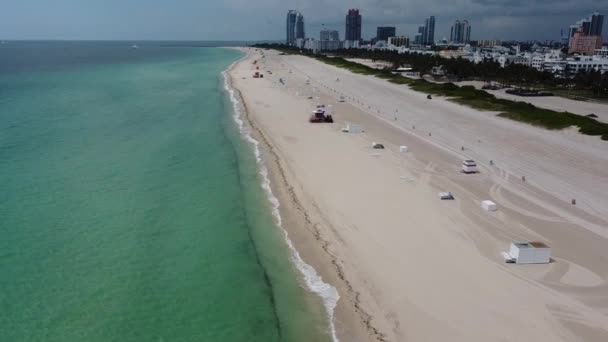 マイアミビーチの南のビーチは マイアミ デイドでのコロナウイルスの発生のために再び閉鎖されています 閉鎖されたビーチの上の無人機で見た — ストック動画