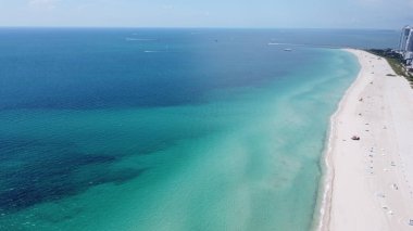 Miami sahilindeki güney plajı, Miami-Dade 'deki koronavirüs salgını nedeniyle tekrar kapatıldı. Kapalı plajda İHA tarafından görüldü.