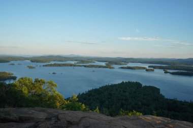 New Hampshire, Squam Gölü Panoraması Çıngıraklı Yılan Dağı 'nın tepesinden görüldüğü gibi