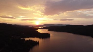 New Hampshire, Squam Gölü Panoraması Çıngıraklı Yılan Dağı 'nın tepesinden görüldüğü gibi