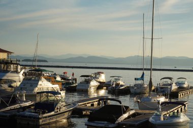 Burlington Vermont 'ta Champlain Gölü' nde gün batımında tekneler