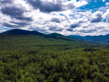 New Hampshire 'daki Kankomangus patikası Lincoln Nehri' nin insansız hava aracı görüntüsü