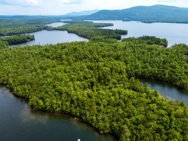 从空中无人驾驶飞机俯瞰新罕布什尔湖 山上绿树成荫 — 图库照片