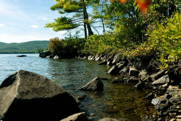 Árboles Rocas Largo Una Orilla Lago Squam New Hampshire —  Fotos de Stock