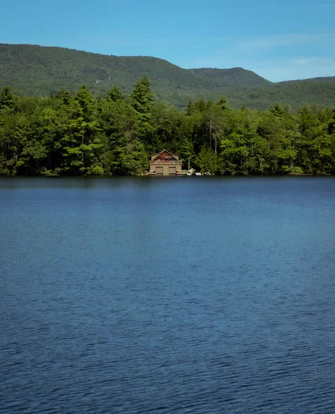 Cobertizo Solitario Orilla Del Lago Squam New Hampshire Día Claro —  Fotos de Stock