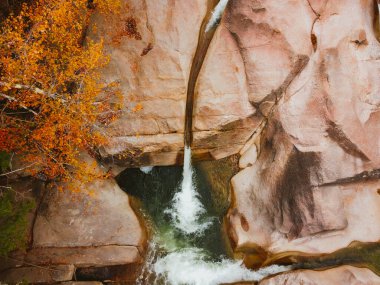 Kancamagus otoyolunun yakınındaki Franconia Falls 'un insansız hava aracı görüntüsü New Hampshire' da sonbaharda tam çiçekleniyor.