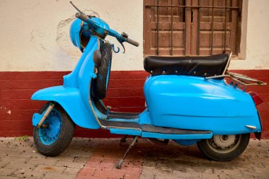 Harika eski mavi bir motosiklet.