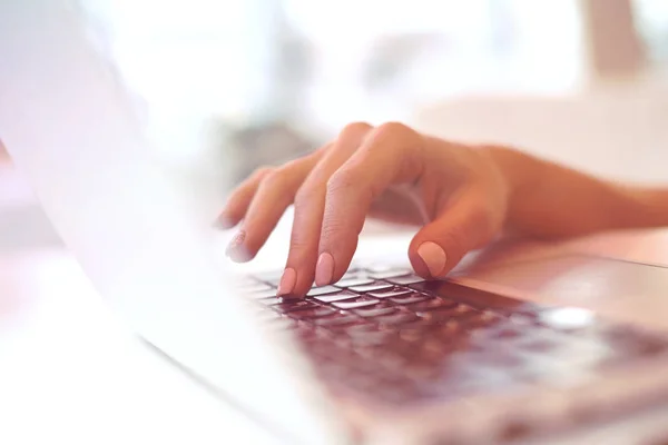 Närbild eleganta vackra kvinnliga händer skriver på ett tangentbord som använder en bärbar dator i ett café, en framgångsrik affärskvinna, en arbetar, söker information, surfa internet, suddig bakgrund — Stockfoto