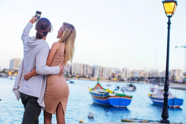 Ευτυχισμένος Ρομαντικές Στιγμές Μαζί Νέοι Ερωτευμένο Ζευγάρι Κάνει Selfie Διακοπές — Φωτογραφία Αρχείου