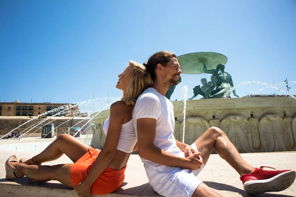 Jovem Lindo Lindo Casal Elegante Está Sentado Volta Para Trás — Fotografia de Stock